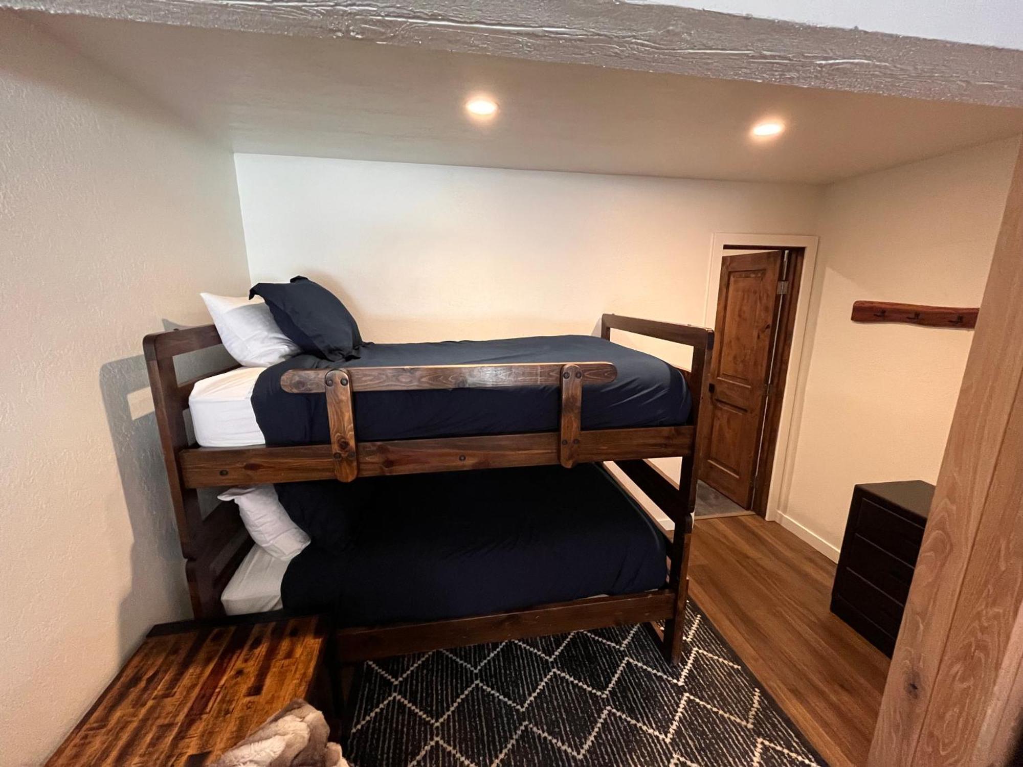 Tastefully Remodeled Condo At Mammoth Ski & Racquet Club, Hot Tub, Garage, 10 Min Walk To Ski Lifts マンモス・レイクス エクステリア 写真