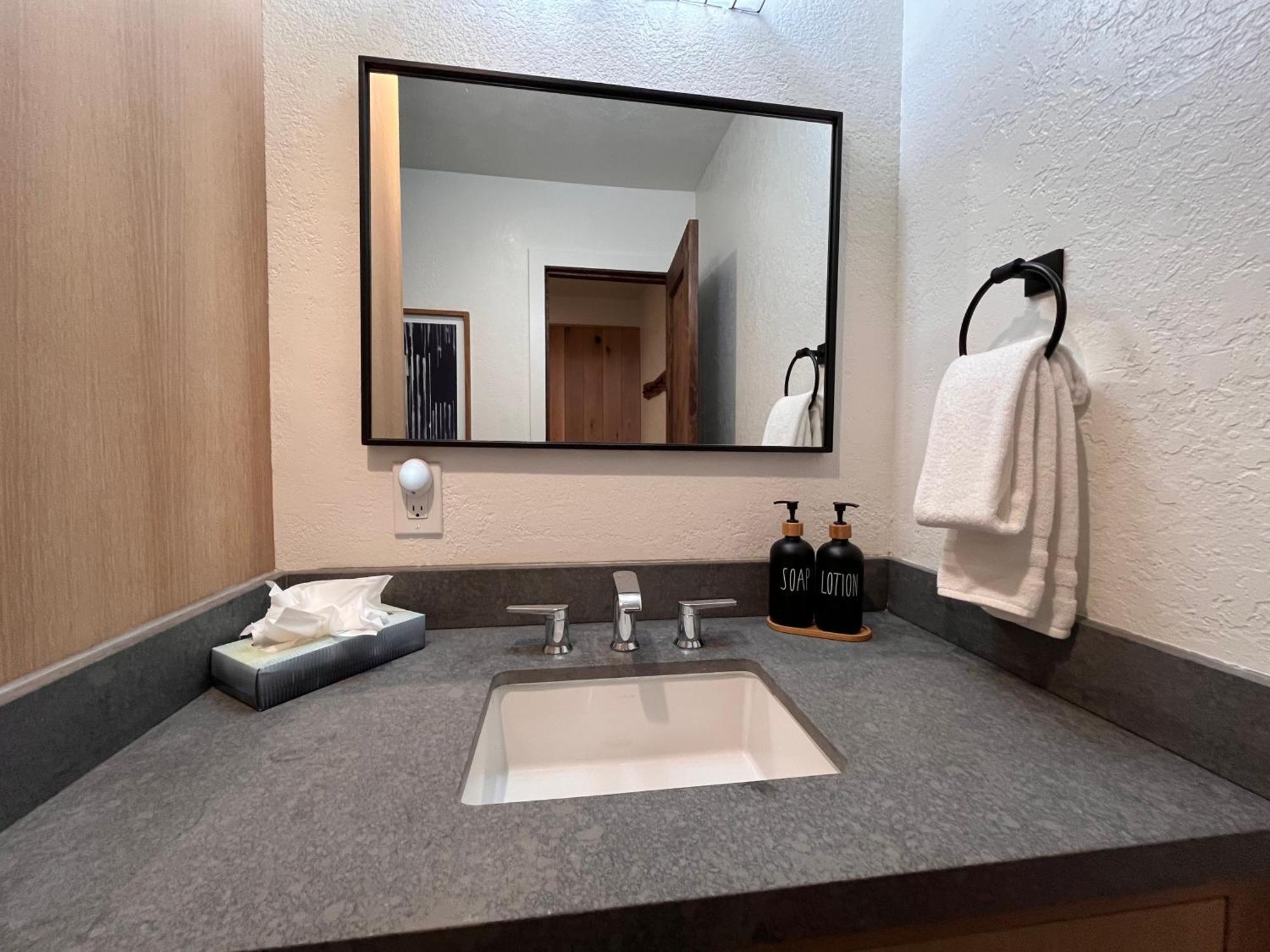 Tastefully Remodeled Condo At Mammoth Ski & Racquet Club, Hot Tub, Garage, 10 Min Walk To Ski Lifts マンモス・レイクス エクステリア 写真